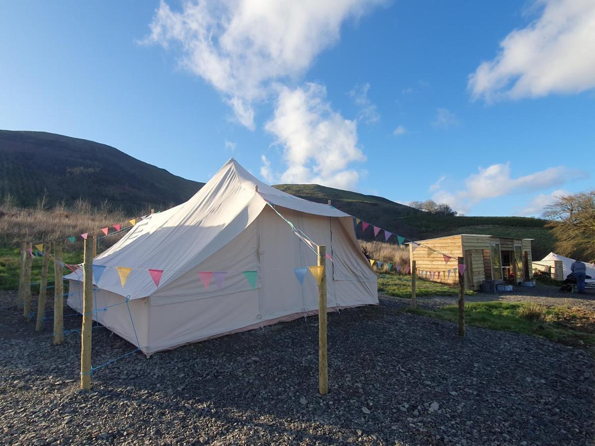 Calon Y Goedwig Glamping Hotel แลนโดเวรี ภายนอก รูปภาพ