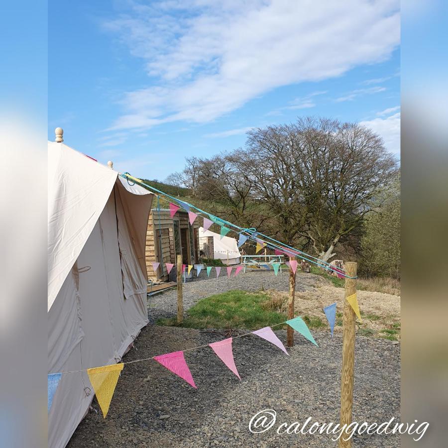 Calon Y Goedwig Glamping Hotel แลนโดเวรี ภายนอก รูปภาพ