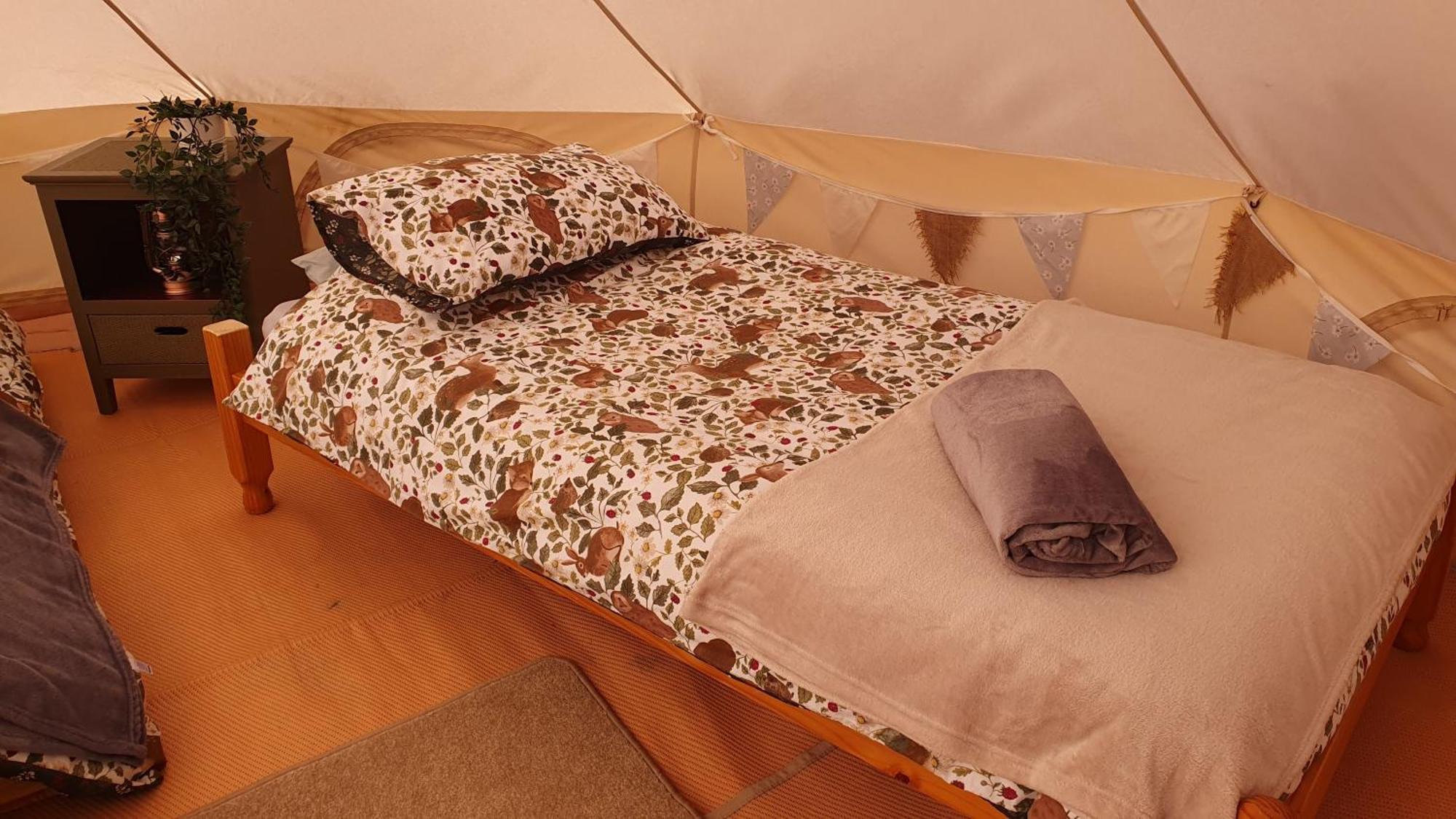 Calon Y Goedwig Glamping Hotel แลนโดเวรี ภายนอก รูปภาพ