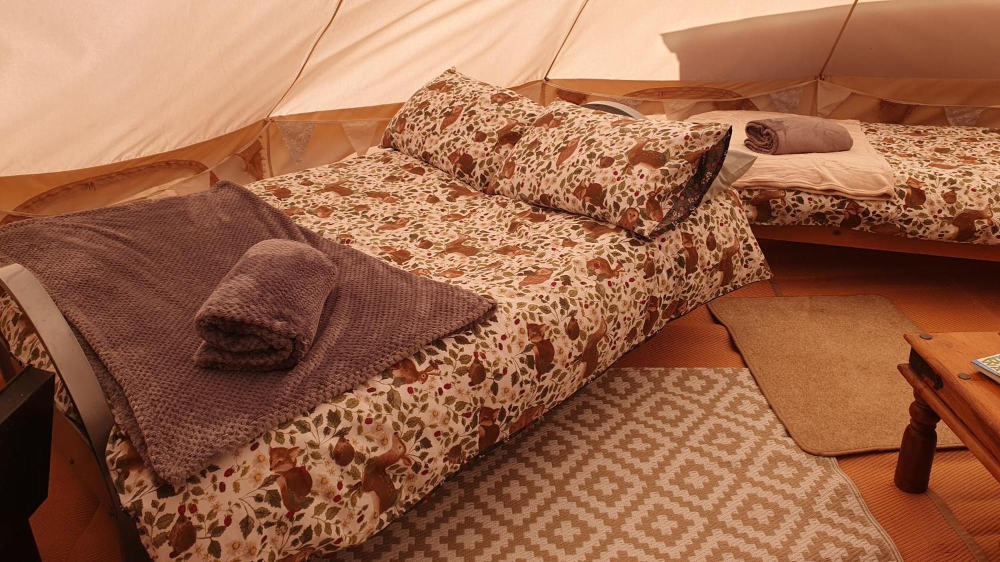 Calon Y Goedwig Glamping Hotel แลนโดเวรี ภายนอก รูปภาพ