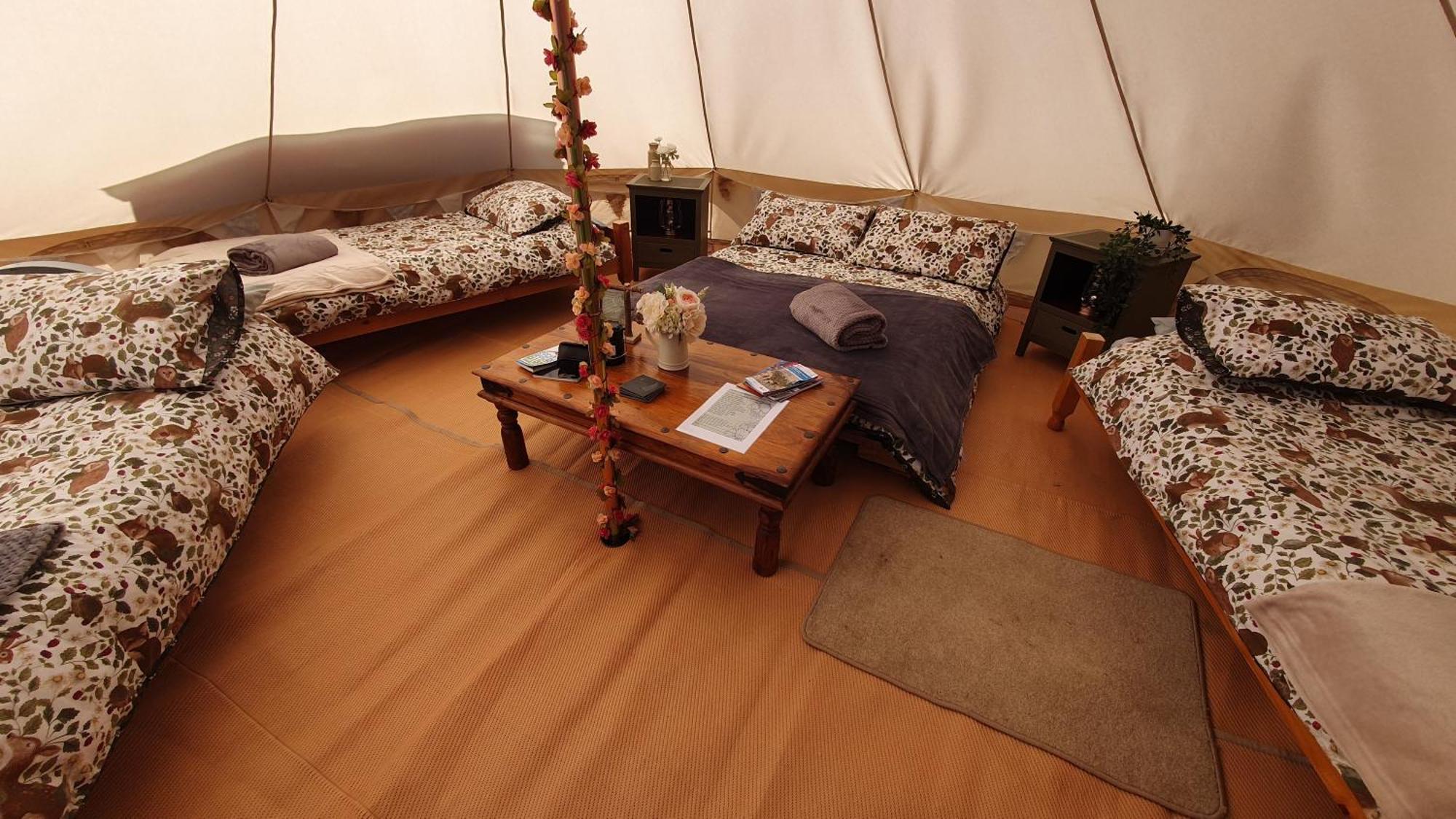 Calon Y Goedwig Glamping Hotel แลนโดเวรี ภายนอก รูปภาพ