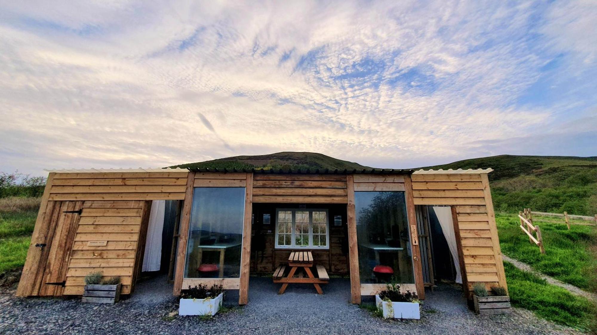 Calon Y Goedwig Glamping Hotel แลนโดเวรี ภายนอก รูปภาพ