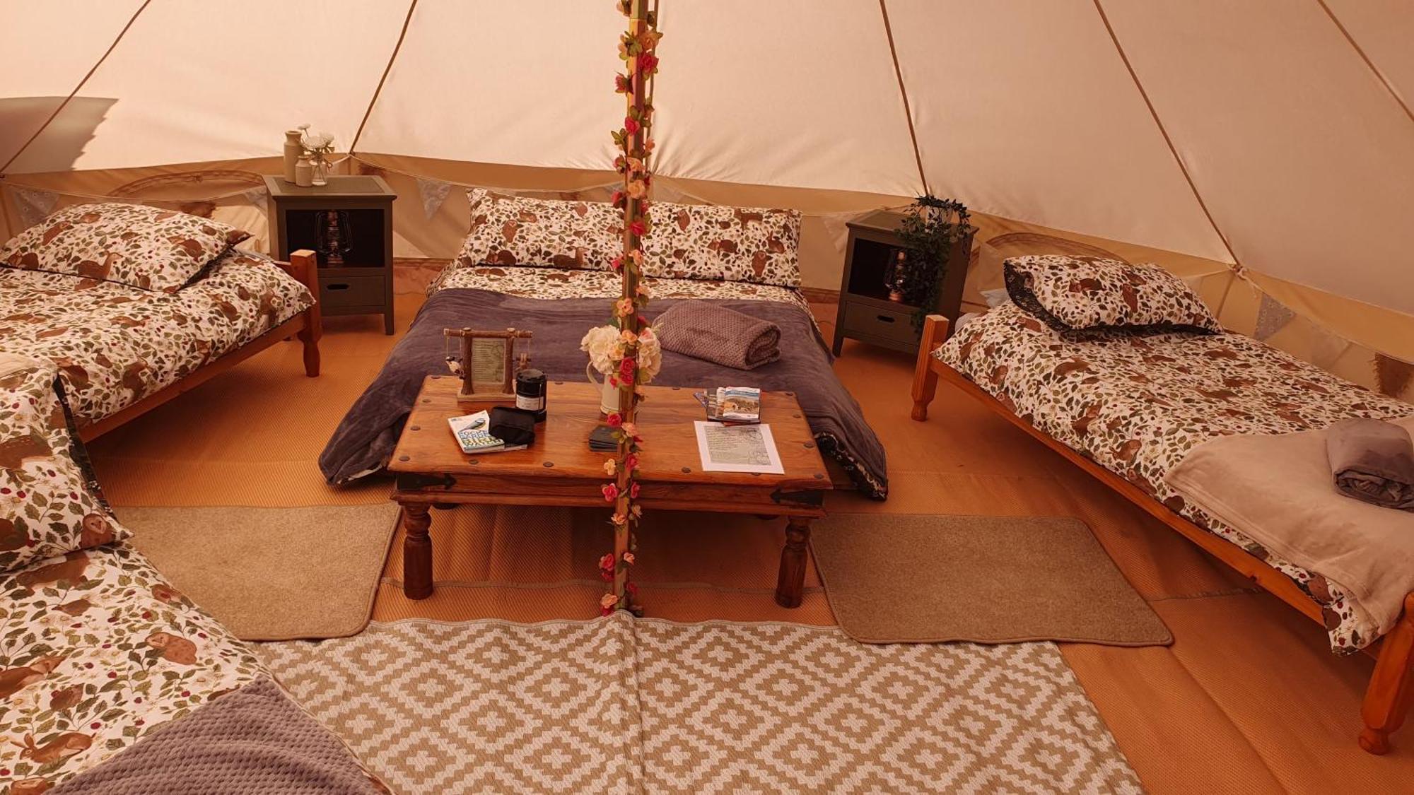 Calon Y Goedwig Glamping Hotel แลนโดเวรี ภายนอก รูปภาพ