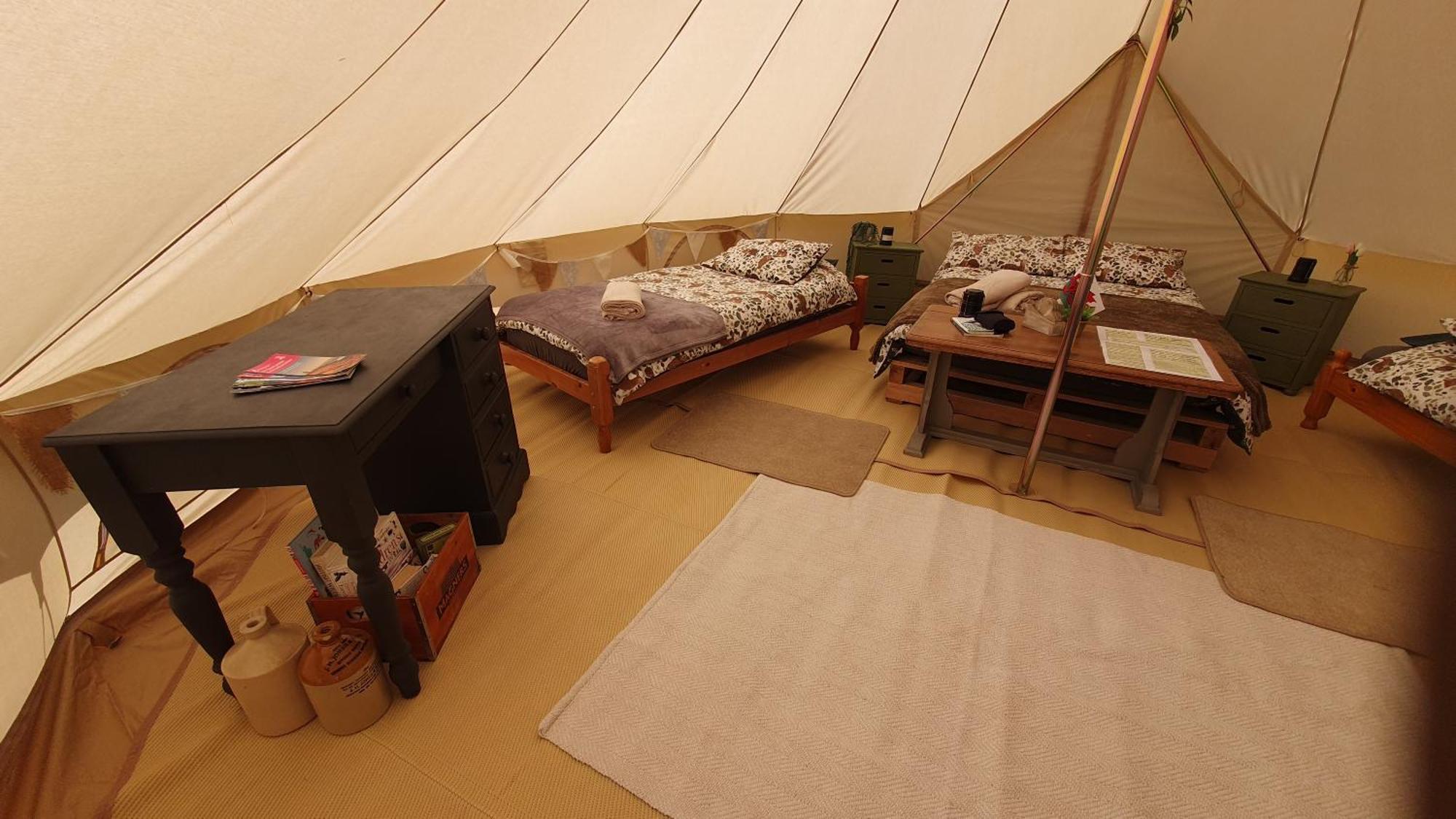 Calon Y Goedwig Glamping Hotel แลนโดเวรี ภายนอก รูปภาพ