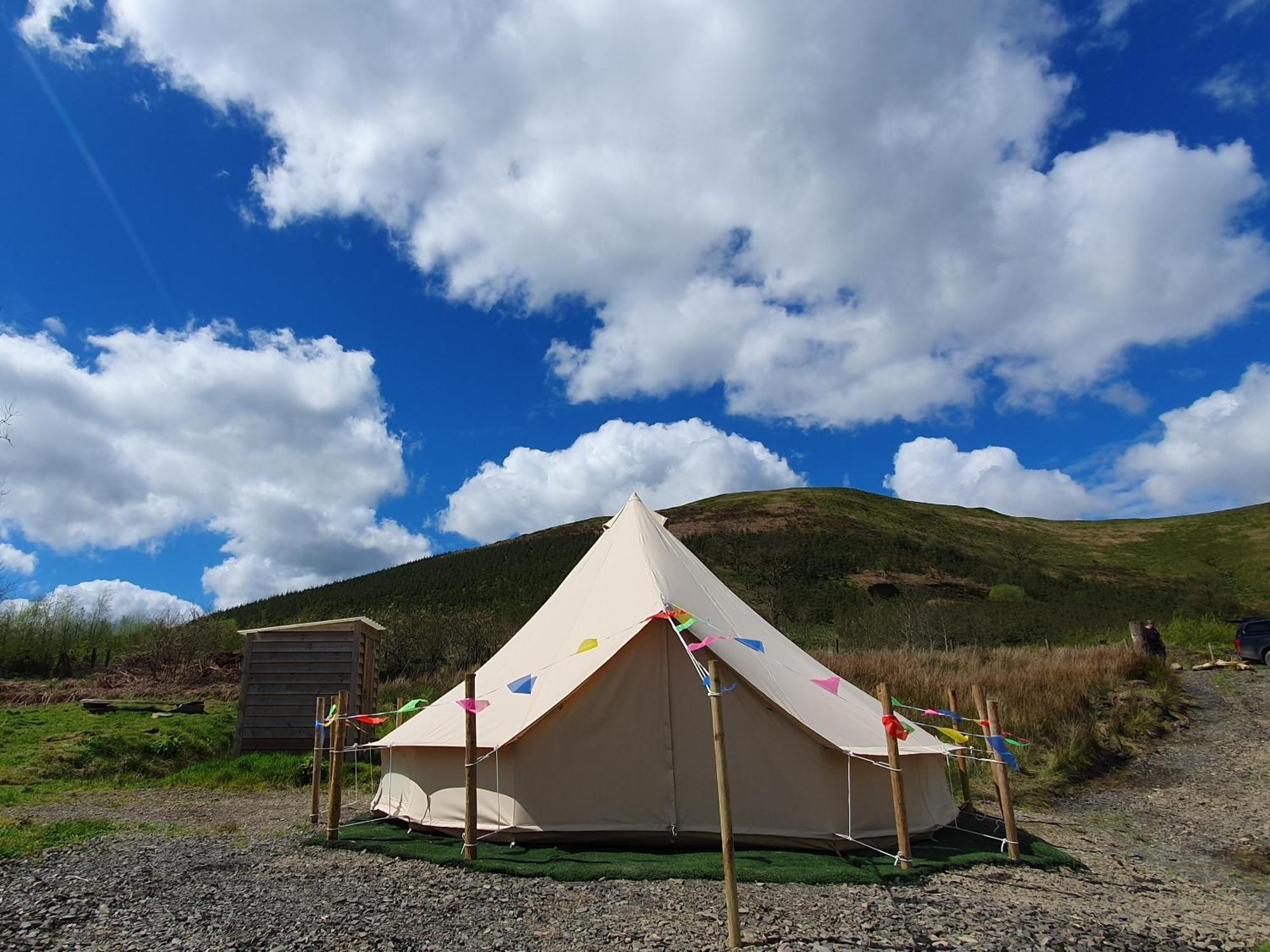 Calon Y Goedwig Glamping Hotel แลนโดเวรี ภายนอก รูปภาพ